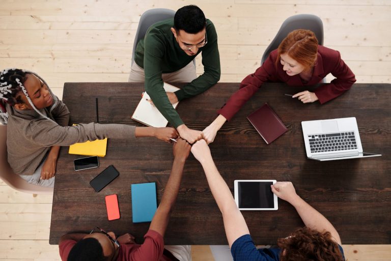 imagine reprezentativa articol Ce înseamnă marketing digital în 2024 - o echipa de marketing- sursa pexels.com