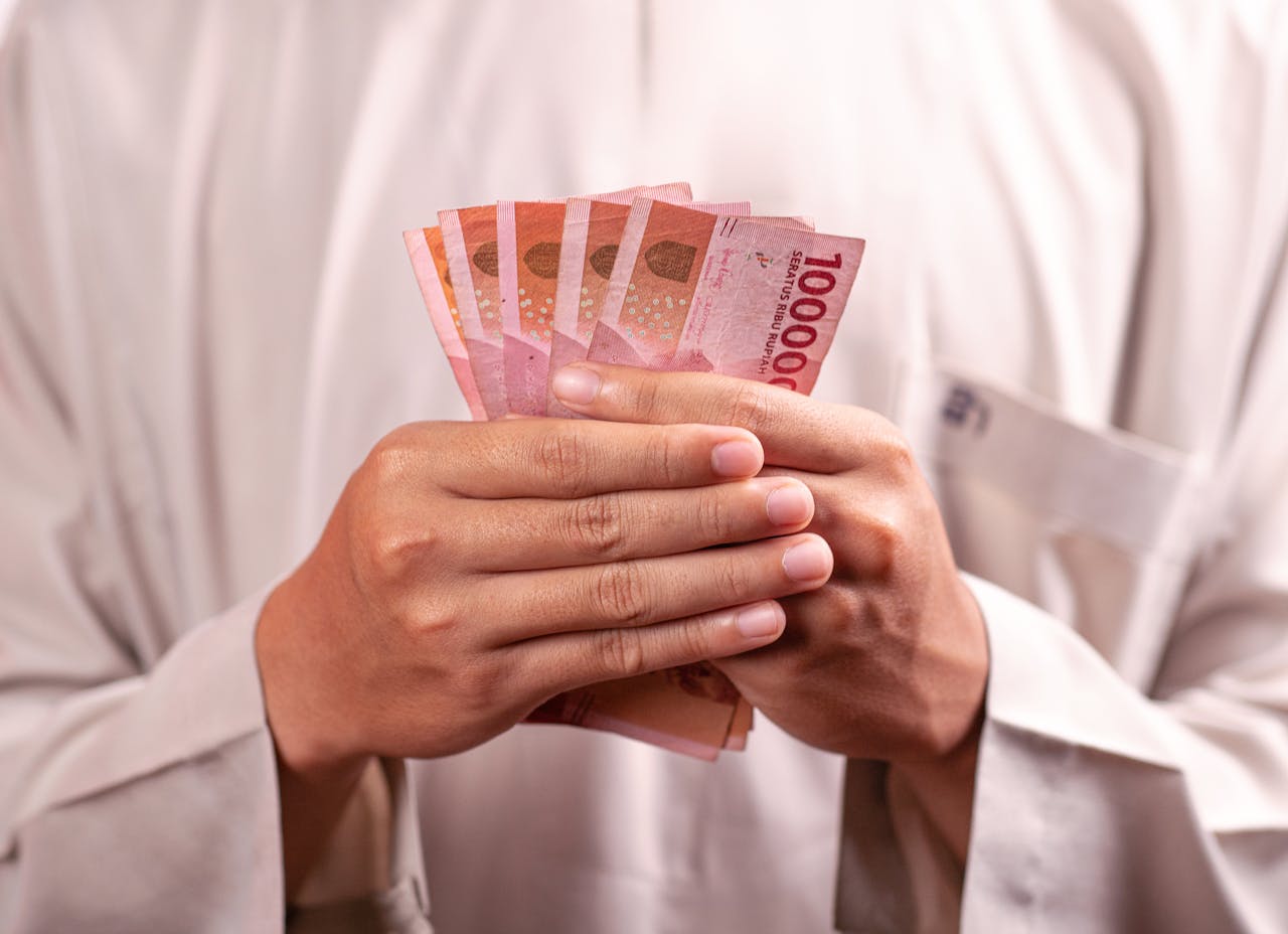 Imagine cu un om care tine bani, euro. Personajul, care nu se vede, pare sa poarte un halat. Imagine reprezentativa pentru articolul despre banii si viata - YMYL